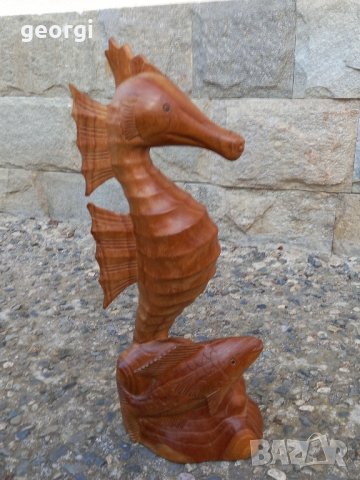 Красива дърворезба на морско конче и риба