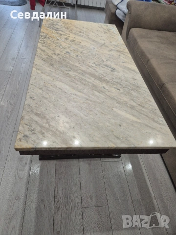 Продавам холна маса