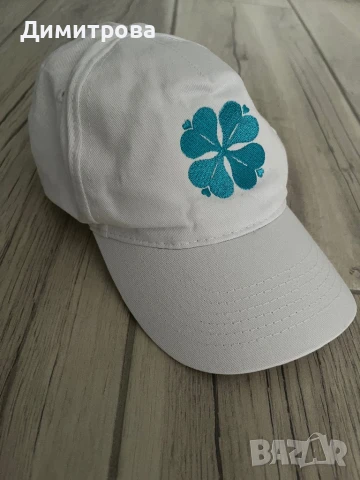 Бяла шапка с козирка