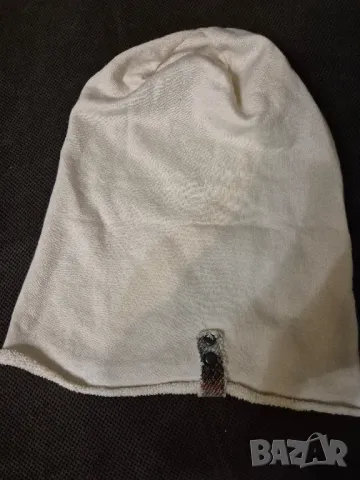 бежова шапка