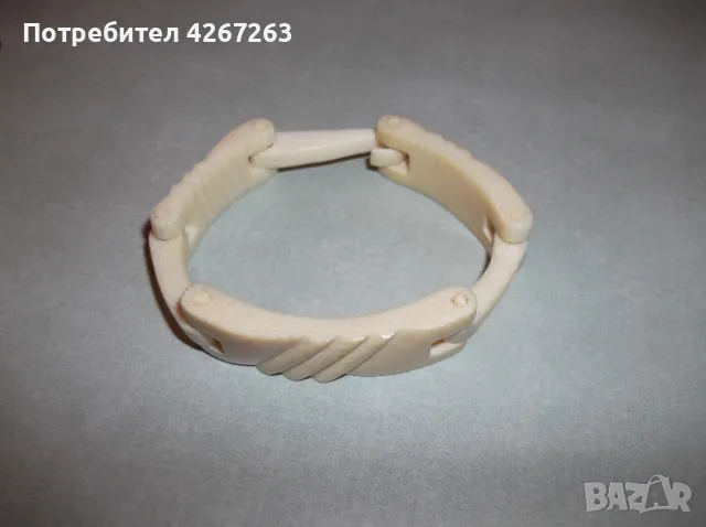 Старинна дамска гривна от слонова кост, от преди забраната.