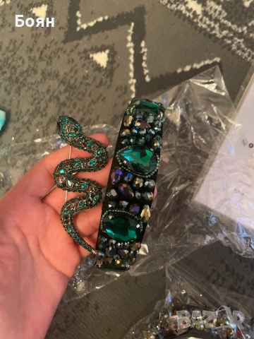 Диадема с камъни и брошка