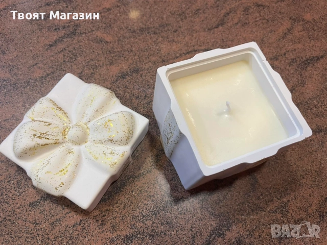 Ръчно изработен сувенир от акрилна смола със соева свещ – бял със златист акцент