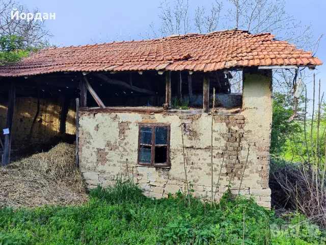 Къща с плевеник и двор 1500кв.м