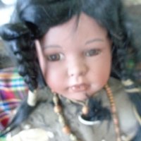 Продавам керамична колекционерска кукла -  Индианка  , снимка 2 - Колекции - 34926828