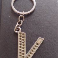 Метален ключодържател буква V много красив стилен дизайн 18043, снимка 1 - Други - 43656318