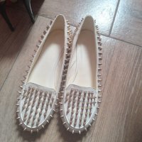Бели мокасини със златисти шипове., снимка 1 - Дамски елегантни обувки - 37269761