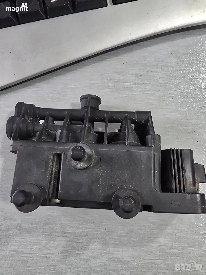 RVH000095 ПРЕДЕН РАЗПРЕДЕЛИТЕЛ ВЪЗДУШНО ОКАЧВАНЕ LAND ROVER RANGE ROVER SPORT 17151106, снимка 1