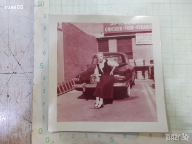 Снимка стара на жена пред колата в Америка - 1, снимка 1