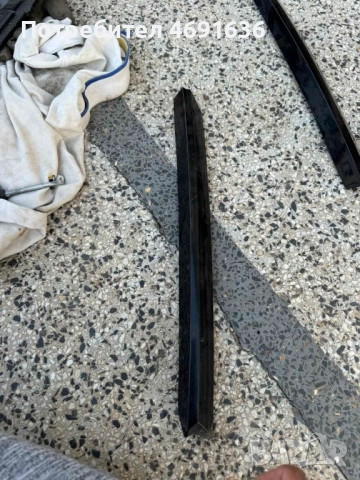 Черна лайсна на малко задно ляво триъгълно стъкло на Audi A8 D4 H4 Long само за 50лв. 4h4853377