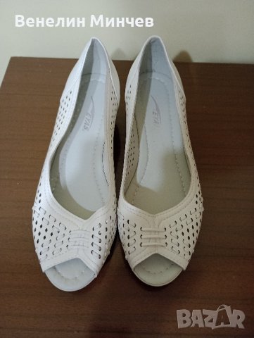 Бели дамски обувки, снимка 1 - Дамски обувки на ток - 43029157