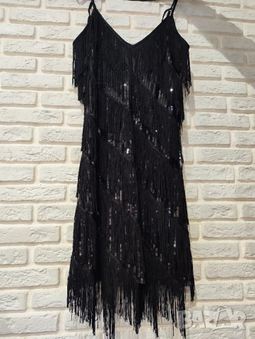 Черна рокля с ресни и пайети 
