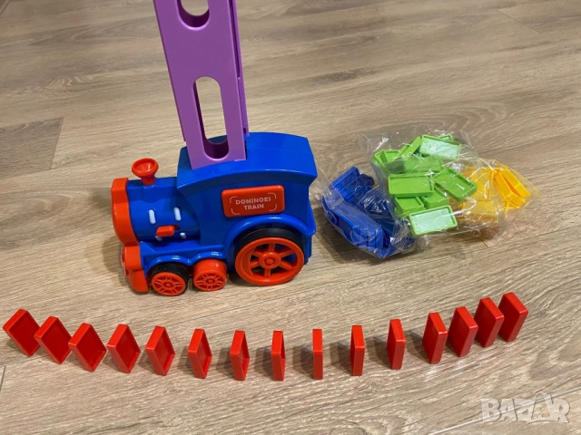 Влак нареждащ домино