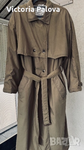 Модерен каки тренчкот с колан и цветна подплата - незаменим за пролетта