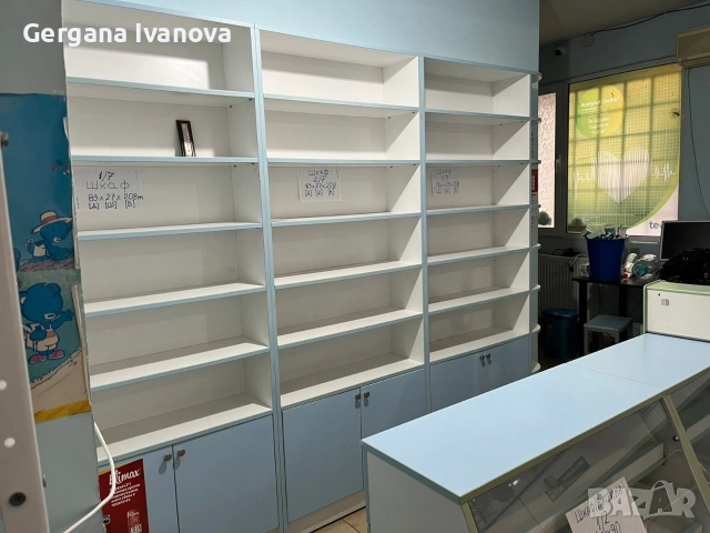 Продава се аптечно оборудване - 2 гишета, шкафове и рафтове, снимка 5 - Друго търговско оборудване - 53493798