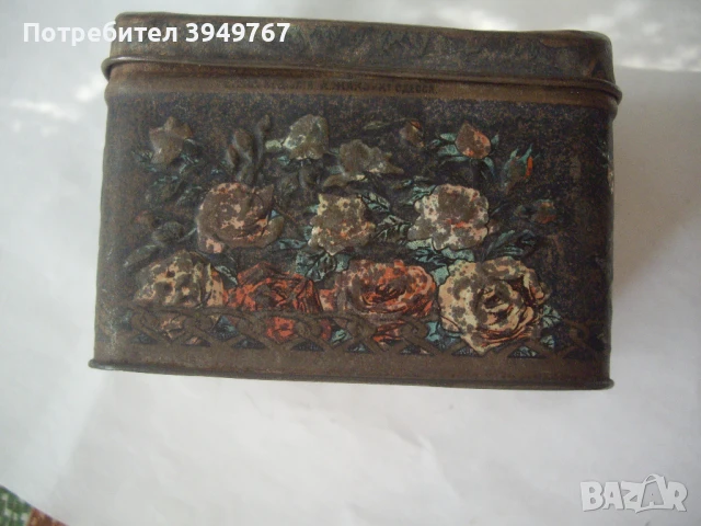 Стара ламаринена руска кутия.