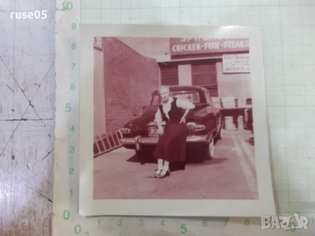 Снимка стара на жена пред колата в Америка - 1