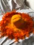 Карнавална оранжева шапка с пера, снимка 1 - Шапки - 28739411