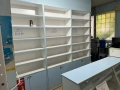 Продава се аптечно оборудване - 2 гишета, шкафове и рафтове, снимка 5