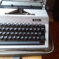 Немска пишеща машина Ерика с куфар, снимка 1 - Друго - 43639360