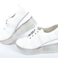 Бели дамски обувки на платформа от естествена кожа, снимка 1 - Дамски ежедневни обувки - 40574442