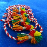 Мартеници гривни с цветни конци, 100% вълна, снимка 3 - Гривни - 43803505