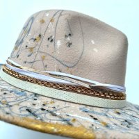 Дамска шапка федора, ръчно декорирана, снимка 3 - Шапки - 44015890