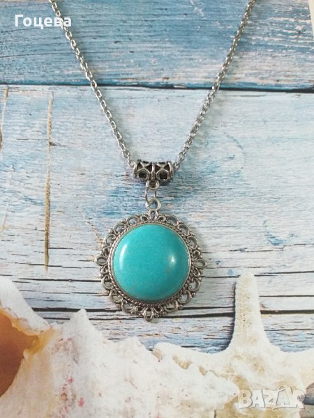 Прекрасно колие с медальон с голям кръгъл Тюркоаз и орнаментирана основа в цвят Сребро , снимка 1
