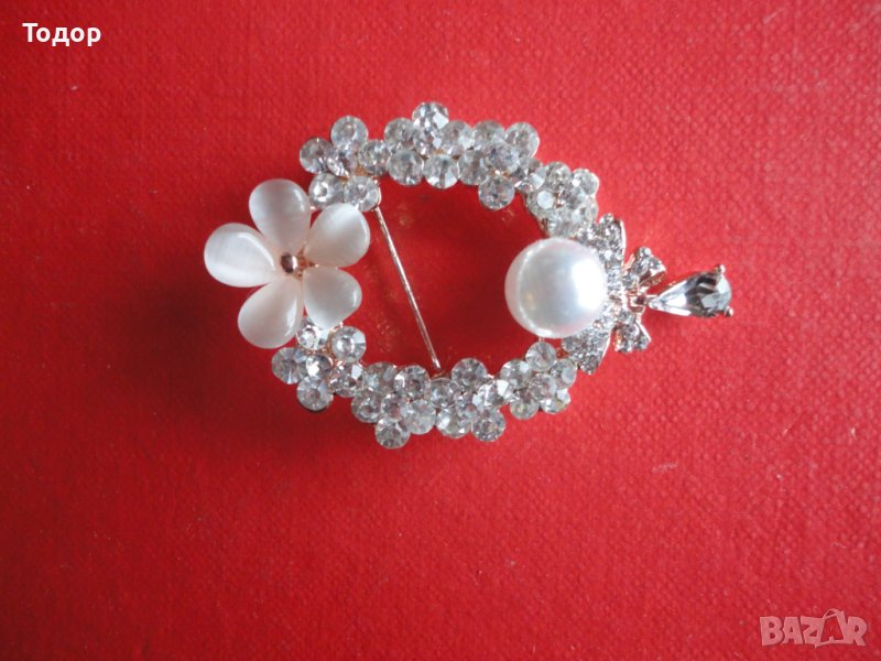 Страхотна позлатена брошка с камъни и перла , снимка 1