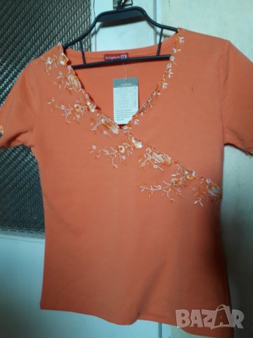 Дамска оранжева блуза с бродирани ивици