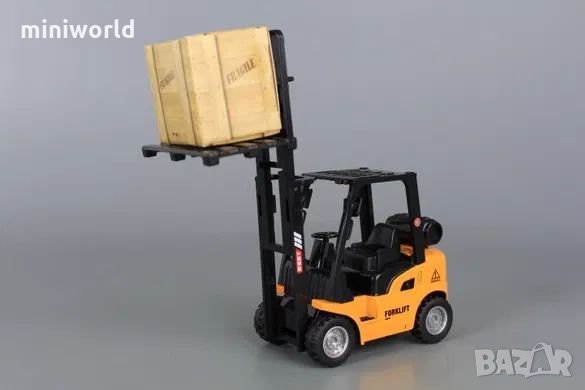 Мотокар с палет - мащаб 1:43 на XLC модела е нов в кутия, изработен от метал и пластмаса