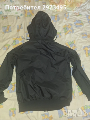 Продавам ветровка Guess, снимка 2 - Якета - 51674368