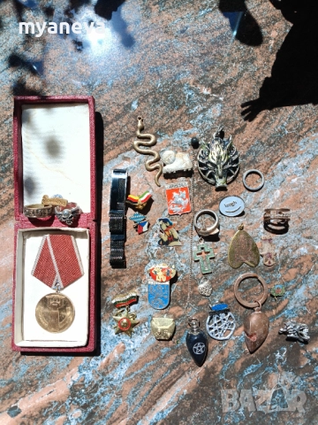 Vintage шише за парфюм, колекция от ​исторически и възпоменателни значки,​ военни отличия и символи , снимка 7 - Други - 51636152