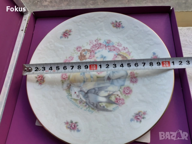 Колекционерска чиния Royal Doulton Valentines Day 1977, снимка 6 - Антикварни и старинни предмети - 53444925
