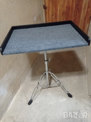 маса за перкусионни инструменти и други сценични атрибути, диджей,лаптоп и т.н.