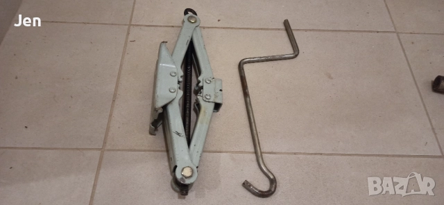 Крик и ключ за джанти, снимка 2 - Аксесоари и консумативи - 52899042