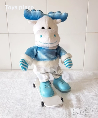 Супер забавен интерактивен елен, каращ скейтборд 