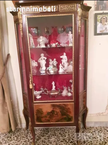 Изящна антикварна витрина 