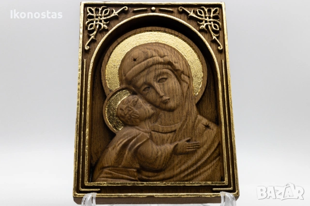 Позлатена релефна икона на Мадона с Младенеца от дъб