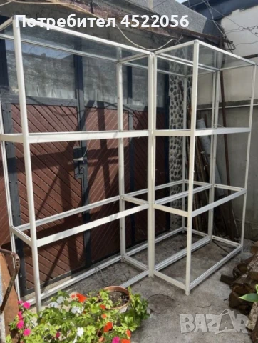 Алуминиеви рафтове със стъкла