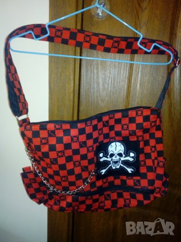 Дамска чанта с черепи