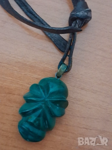 Дамско колие - кожена каишка и фигура малахит