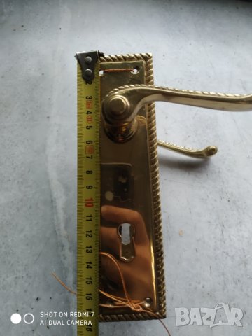 четири ретро месингови дръжки за врата с шилд-комплект, снимка 2 - Други ценни предмети - 37889593
