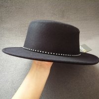 Черна дамска шапка с периферия и декоративни детайли в сребрист цвят, снимка 8 - Шапки - 43554291