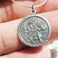 Старинен медальон и сребърно синджирче  - Свети мъченик Христофор пресича поток и носи дете на рамот, снимка 2 - Колиета, медальони, синджири - 33227603