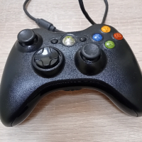 Продавам контролер за XBOX 360 които е съвместим и със PC, снимка 1 - Xbox конзоли - 44885218