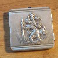 Старинен медальон с тайник  - Свети мъченик Христофор пресича поток и носи дете на рамото си. Бебето, снимка 1 - Колиета, медальони, синджири - 33578301