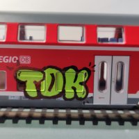 Двуетажен вагон DB на Piko в мащаб HO с графити, снимка 1 - Коли, камиони, мотори, писти - 44034139