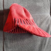 Дамска червена шапка с козирка, снимка 3 - Шапки - 43815037