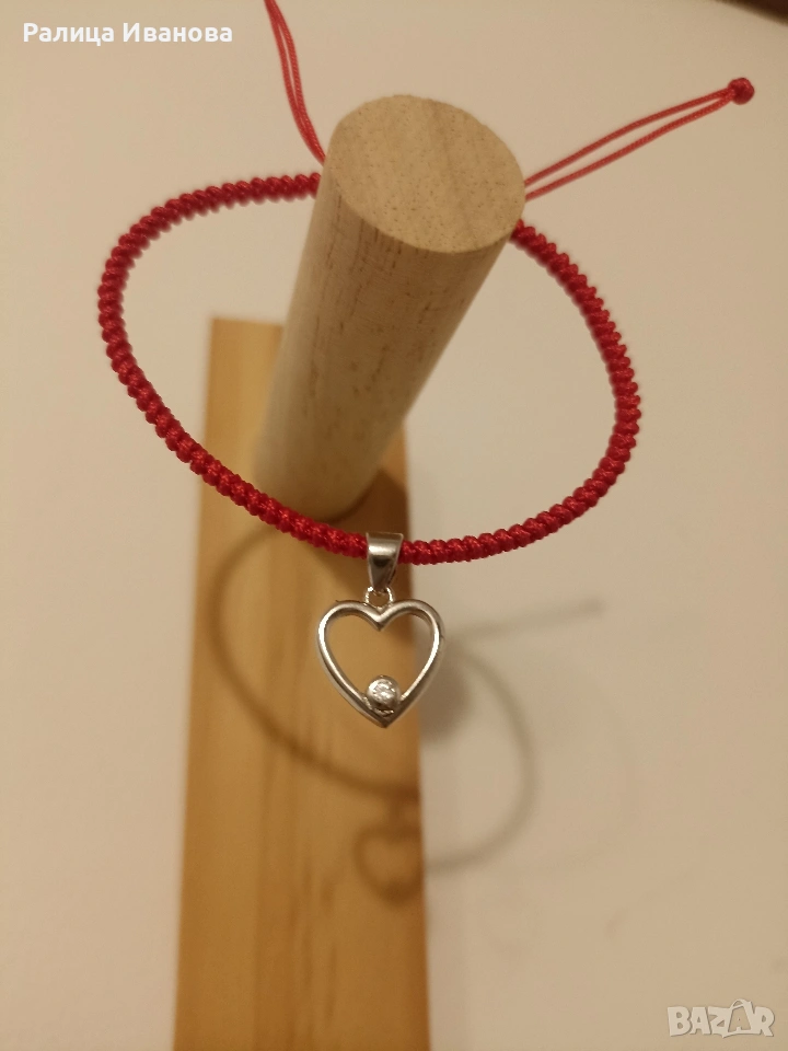 Дамска гривна с червен конец и висулка от сребро - сърце , снимка 1